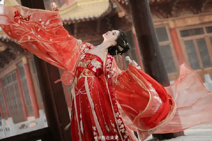 地质队员使用导航APP示意图